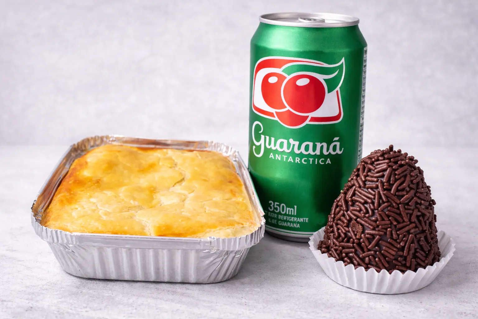 Empadinha de frango + Lata de 350ml de refrigerante + Coxinha de Morango